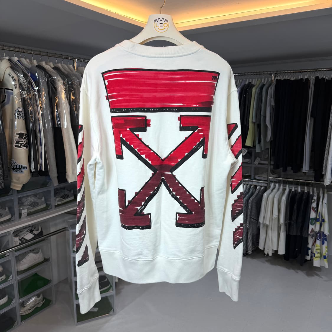 [리오브] 오프화이트 그라데이션 마커 애로우 맨투맨 상품이미지1