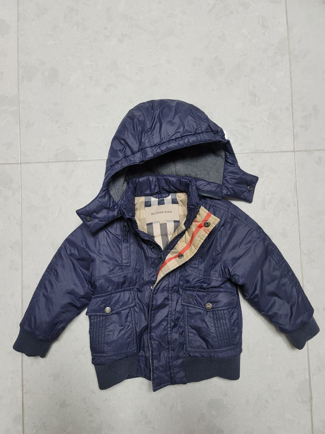 버버리 구스다운 패딩 2살92cm 상태굿

 상품이미지1