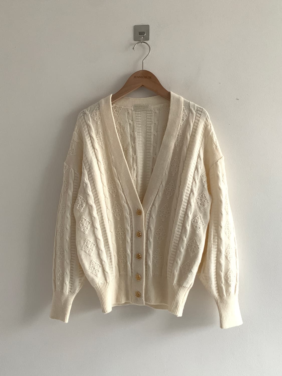 Twist Gold Button Knit Cardigan 상품이미지1