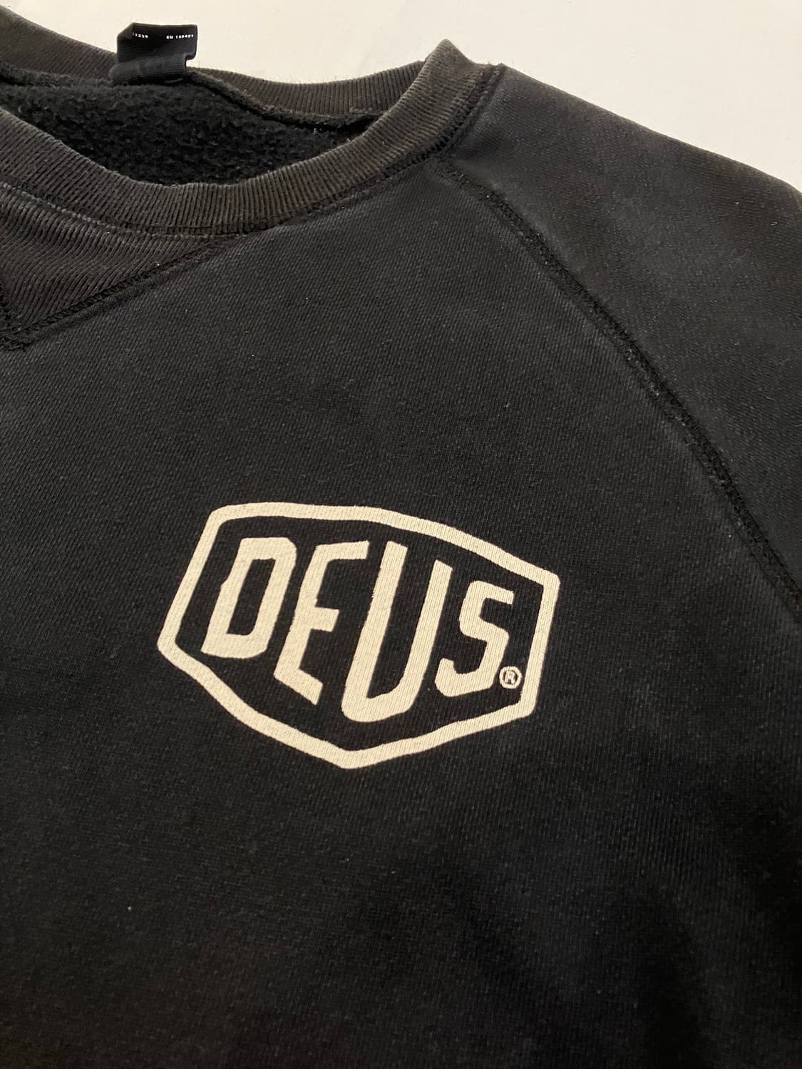 데우스 엑스 마키나 서울 맨투맨 스웻셔츠 블랙 상품이미지4