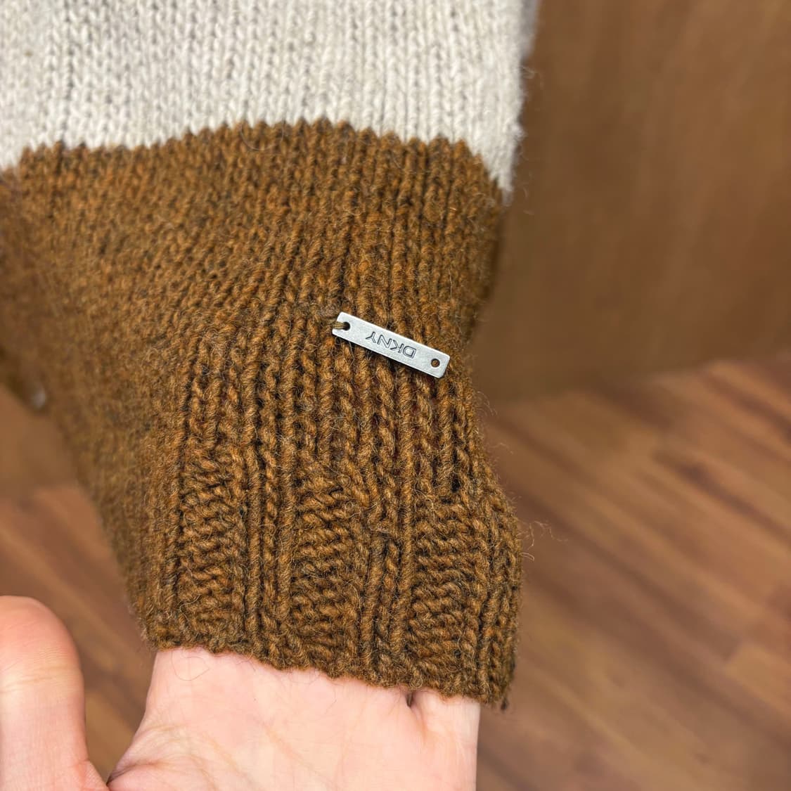 도나카란 뉴욕 라운드넥 스트라이프 니트 로고 메탈 장식 브라운 차콜 상품이미지6