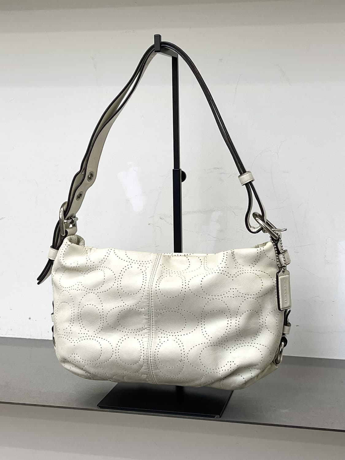 코치 CC 펀칭 숄더백  상품이미지1