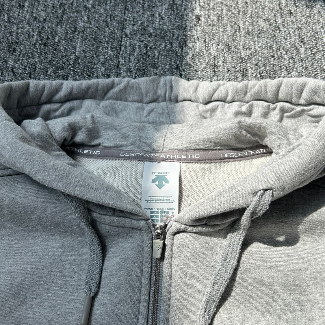 데상트 그레이 크롭 레터링 후드집업 상품이미지7