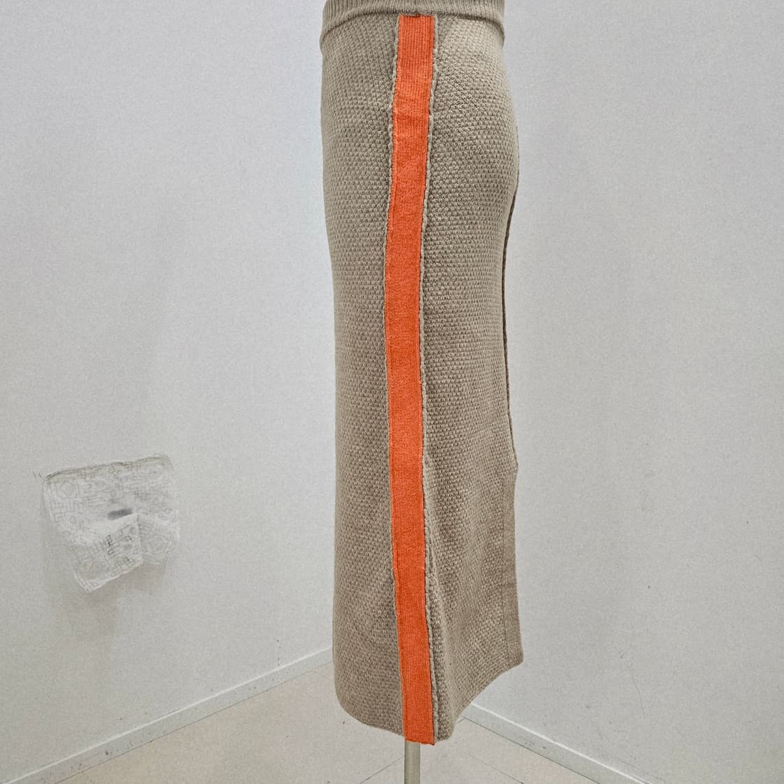 베이지 니트 오렌지 라인 포인트 롱스커트  상품이미지2
