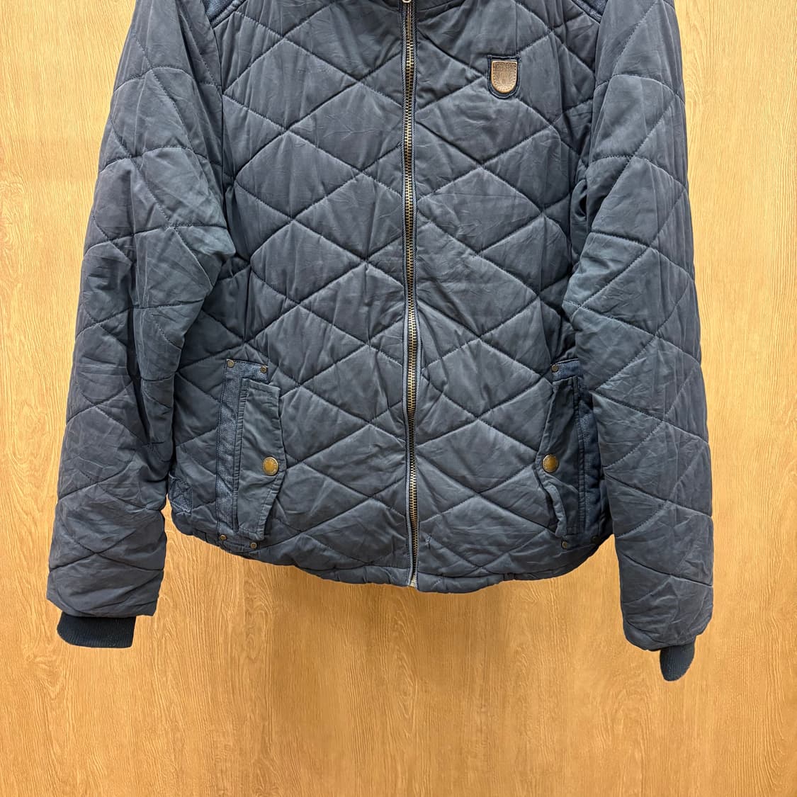 디젤 블루종 자켓 퀄팅 패턴 소매 니트 시보리 로고 패치 디테일 네이비 상품이미지5