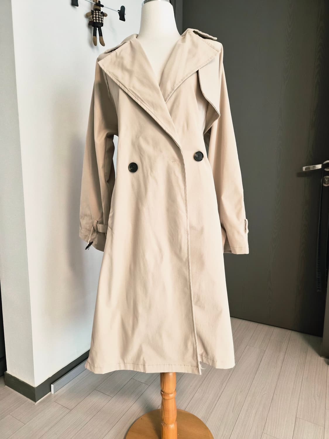 반전 뒷태! 살랑살랑 플리츠 배색 트렌치코트 상품이미지1