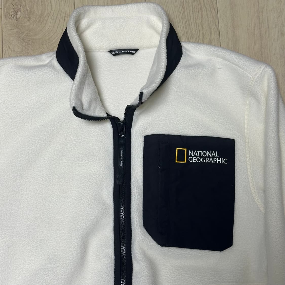 내셔널지오그래픽 화이트 후리스 집업 상품이미지2