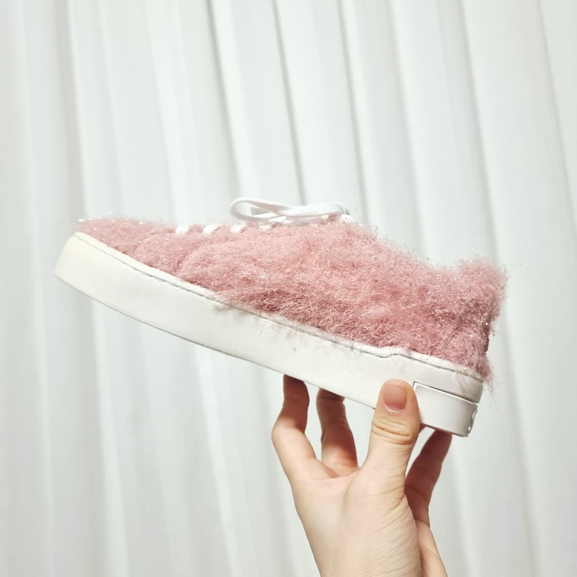 슈콤마보니 글리터링 핑크퍼 스니커즈 운동화 (230/표기360) 상태굿 상품이미지4