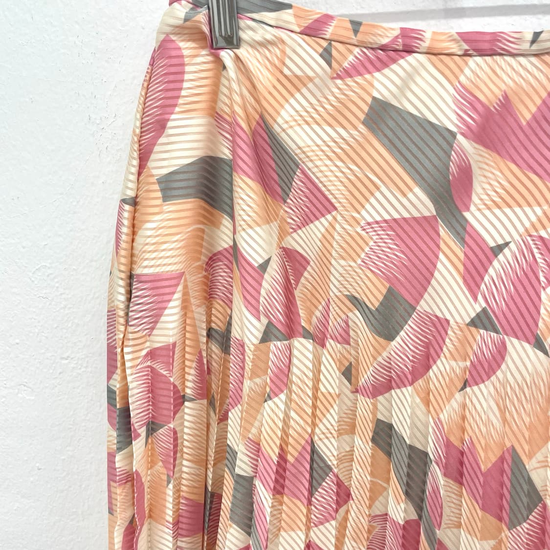 Blush geometric pleated midi skirt 상품이미지2