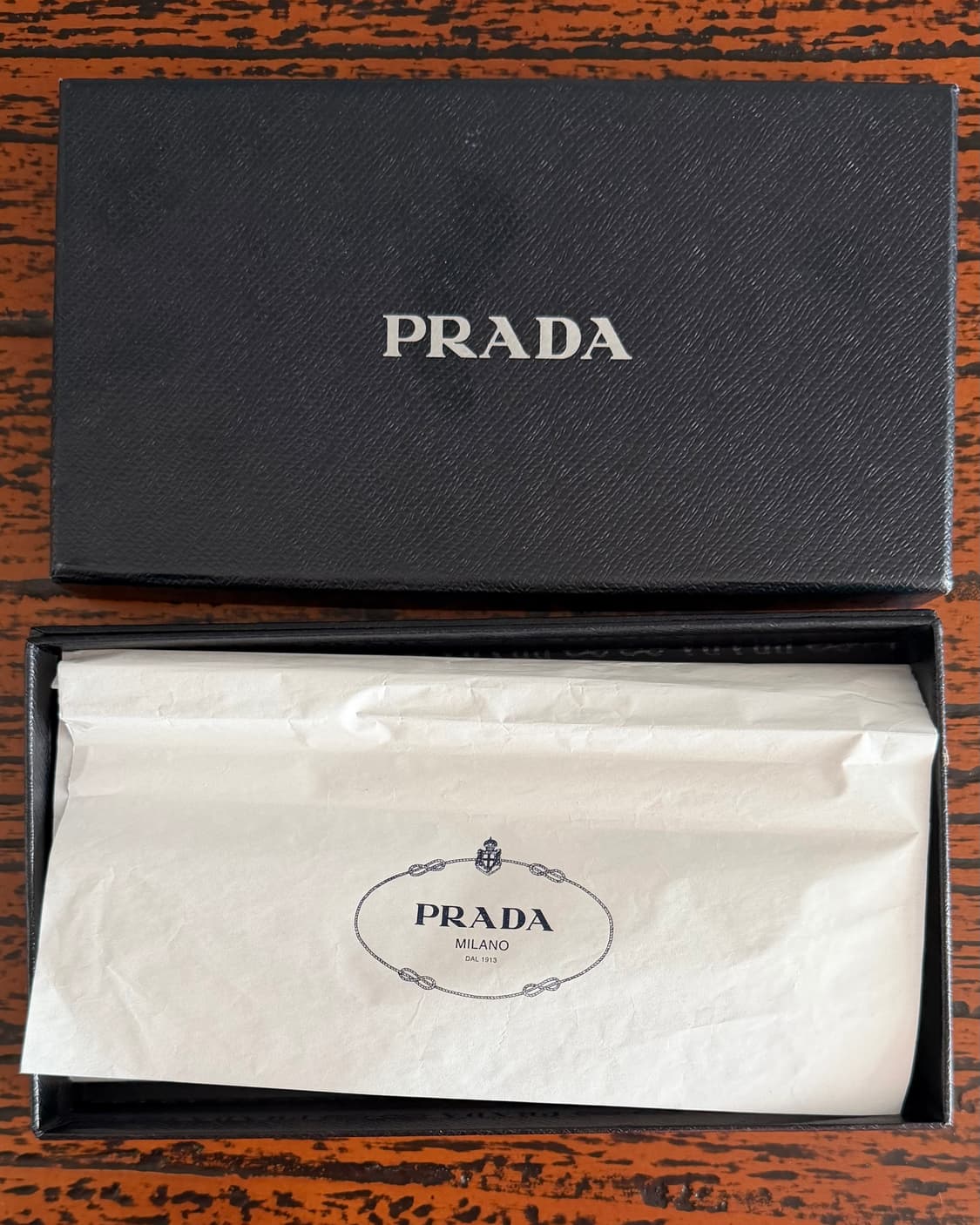 프라다 Prada 네이비 사피아노 레더 금장 레터링 로고 장지갑 박스포함 상품이미지9