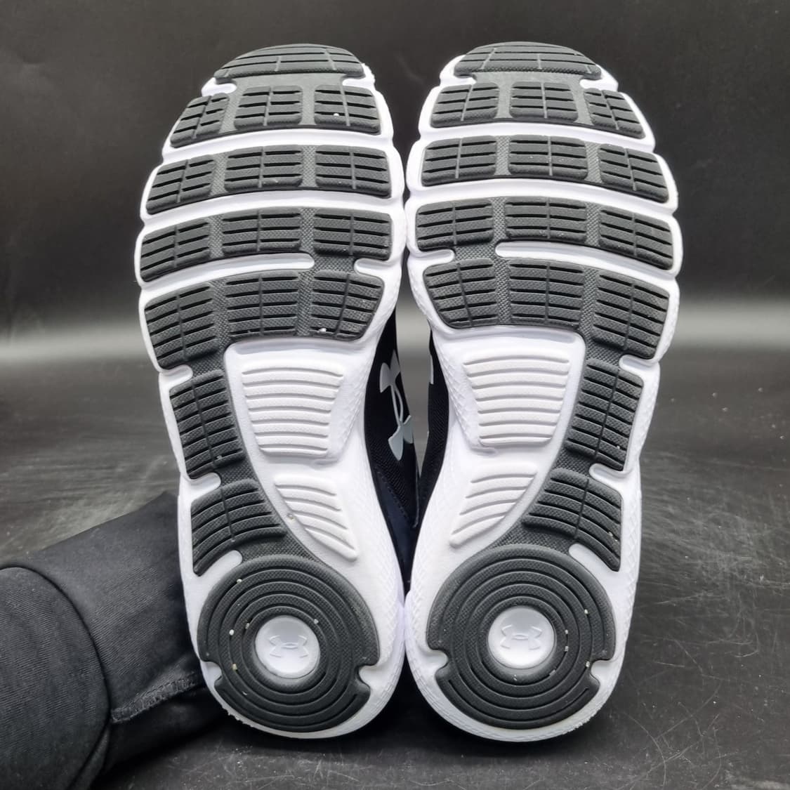 언더아머 UA차지드 어서트9 런닝화275. 상품이미지3