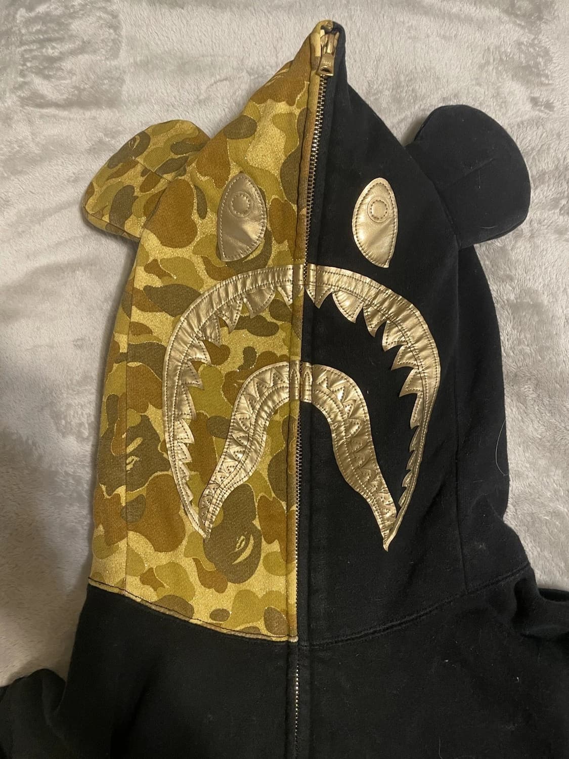 베이프 x 베어브릭 골드 샤크 후드집업 상품이미지2