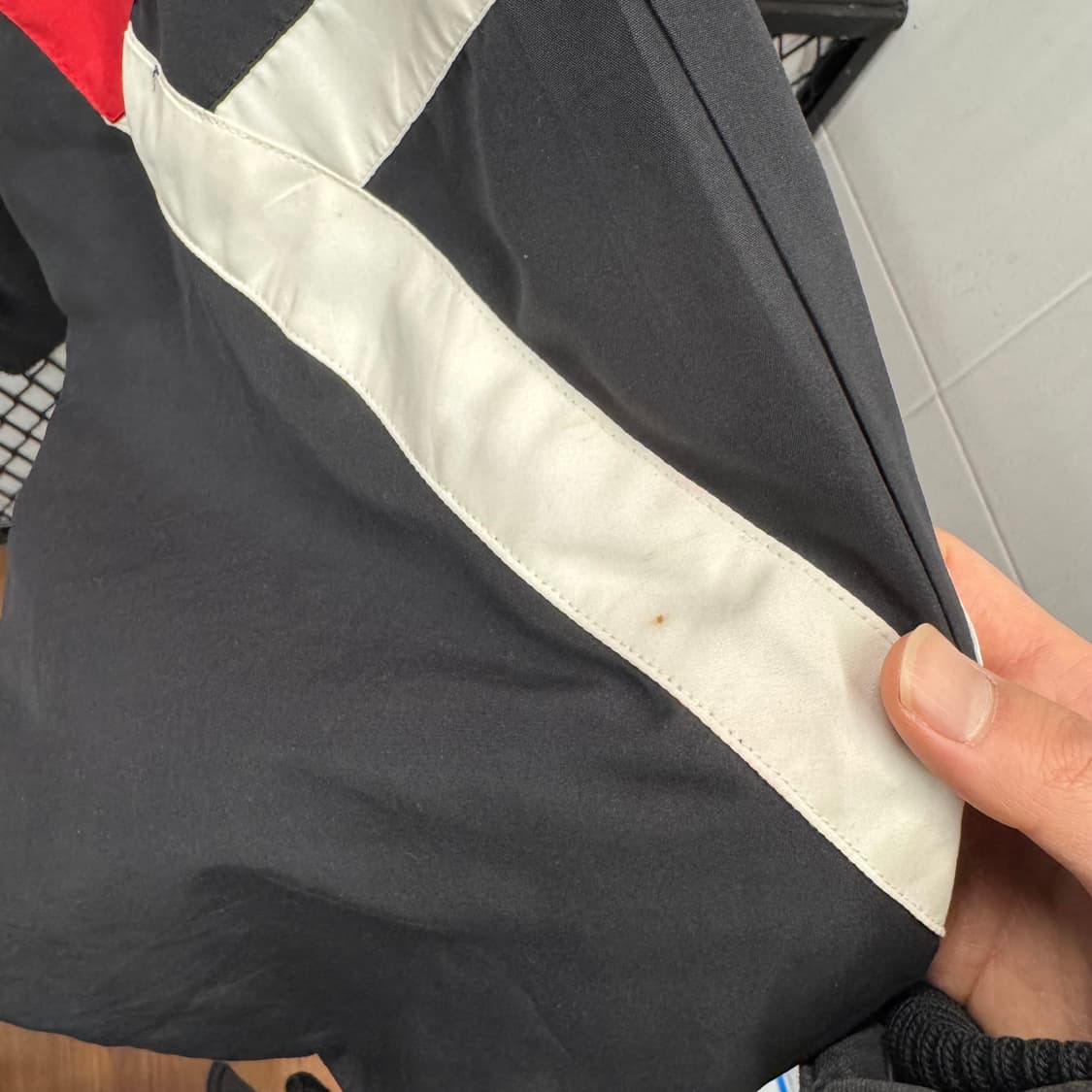 00s 나이키 올드스쿨 바람막이 맨체스터 유나이티드 로고 레드 블랙 상품이미지7