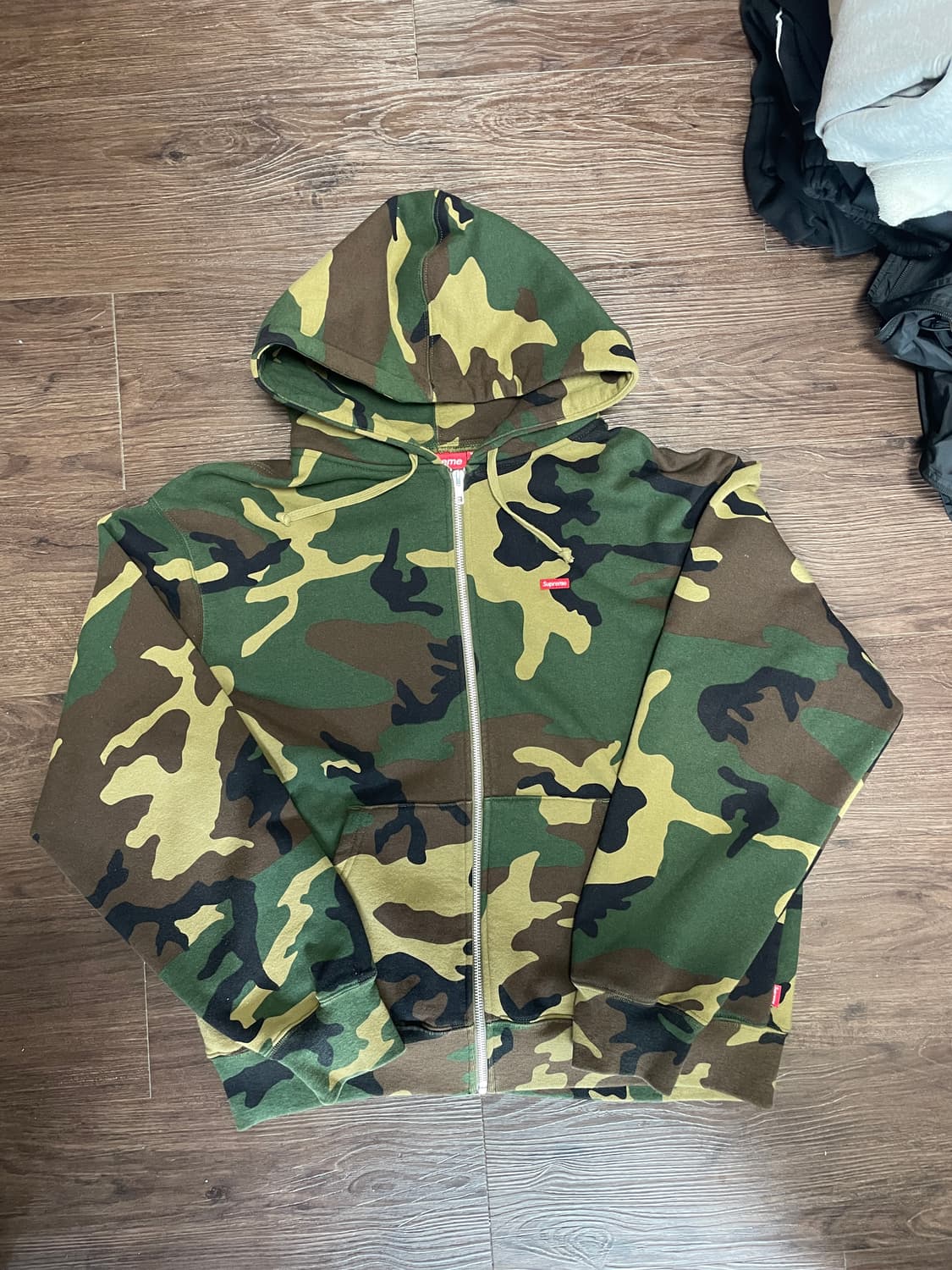 슈프림 스몰 박스 집업 후드 스웨트셔츠 우드랜드 카모 - 24FW 상품이미지2
