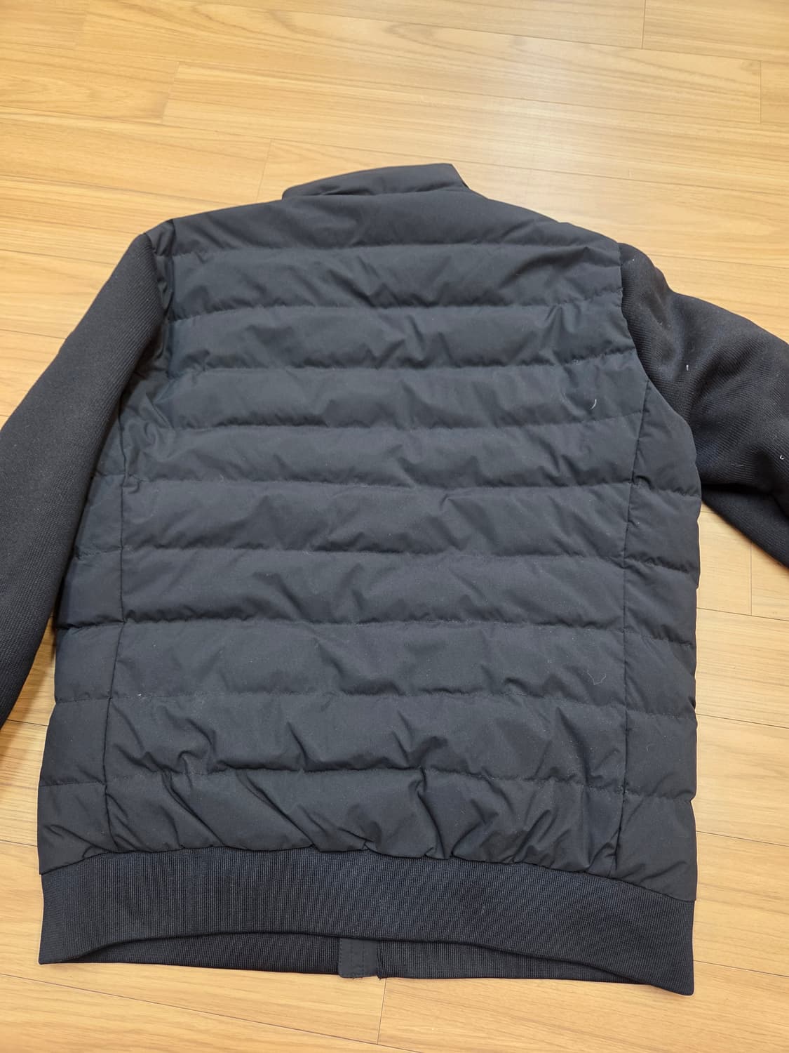 아다바트 남성 니트 패딩 점퍼 105사이즈입니다. 몸통은 패딩으로 되어있 상품이미지2