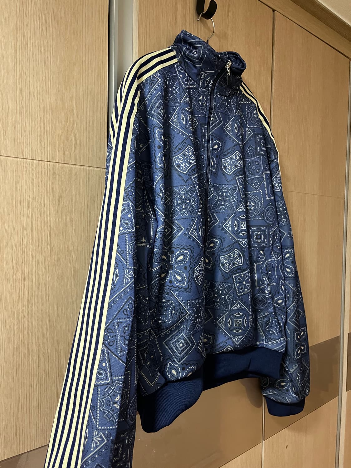 캐피탈 스무스 저지 쿠키 반다나 프린트 트랙 자켓 네이비 3사이즈 팝니다 상품이미지4