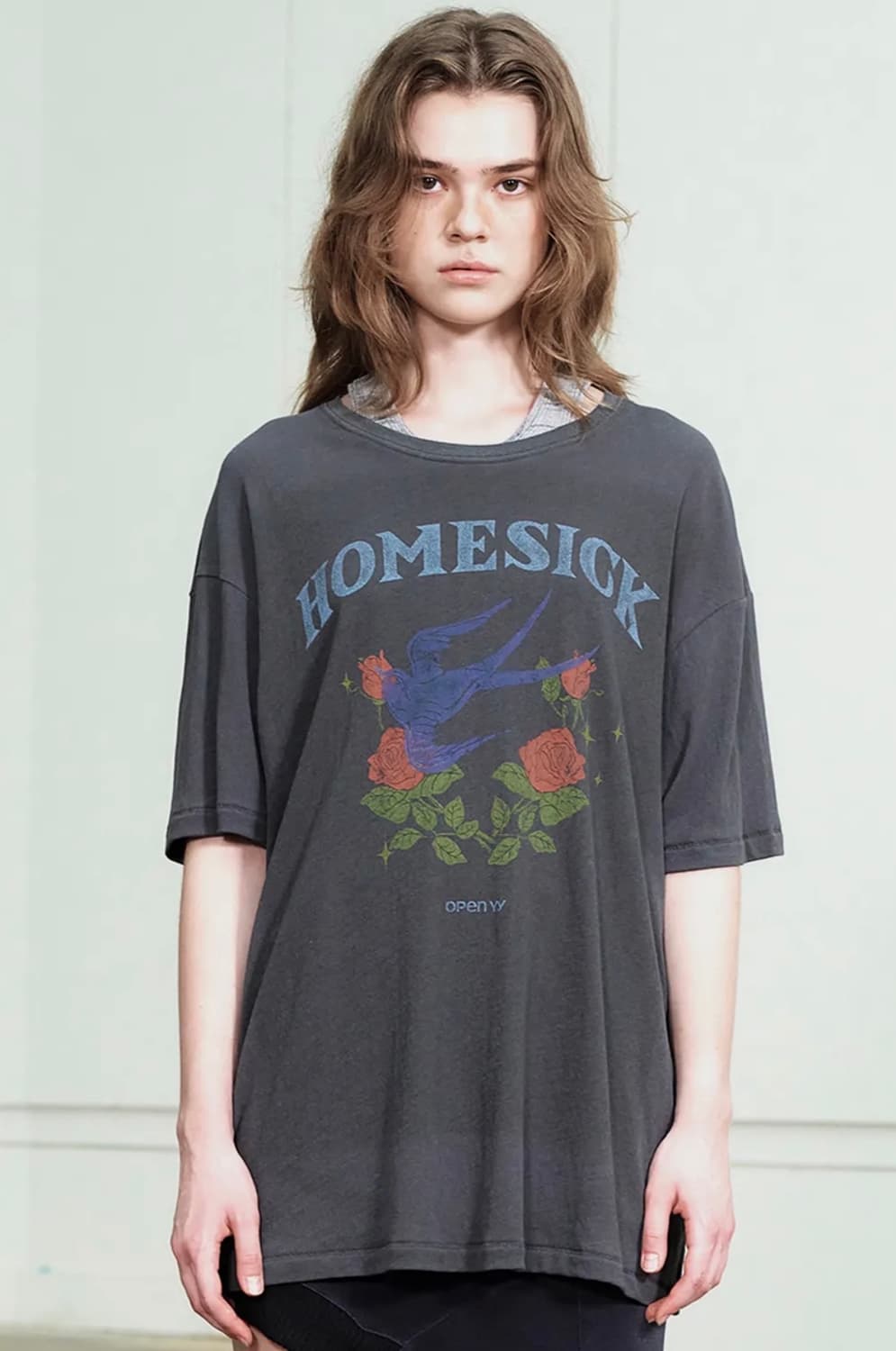 오픈와이와이 ROSE & SWALLOW TEE (CHARCOAL) 상품이미지1