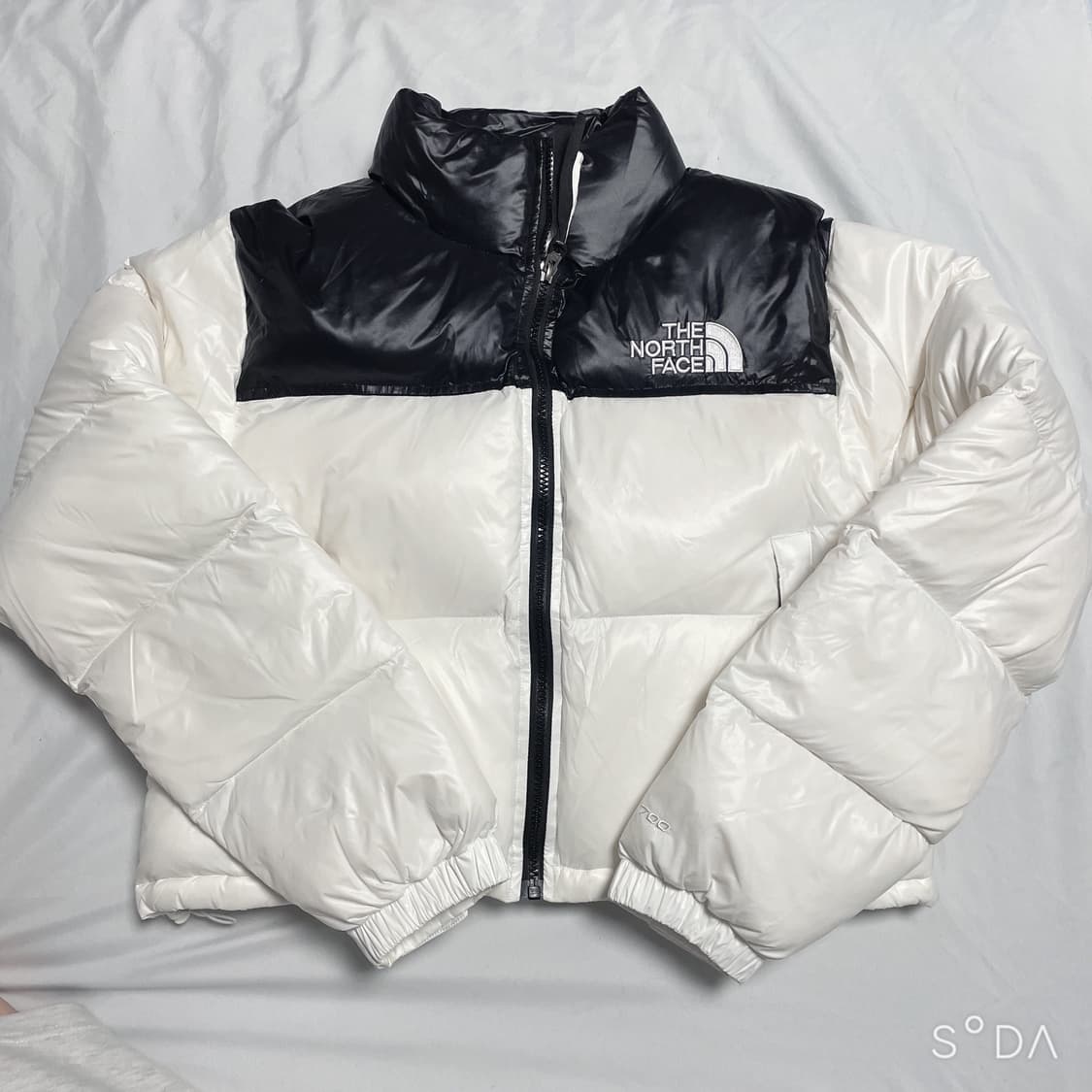 노스페이스 700 화이트/블랙 크롭 패딩 상품이미지1