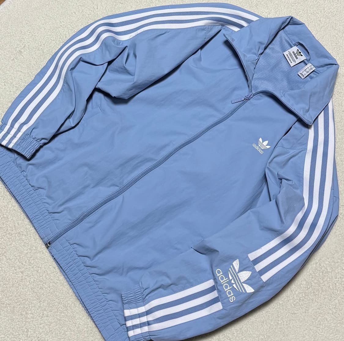 아디다스 시나모롤 스카이블루 바람막이 상품이미지4