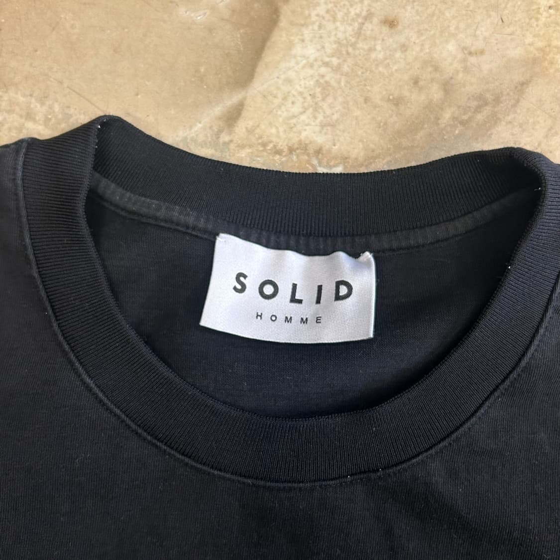 48 솔리드옴므 블랙 반팔티 상품이미지4