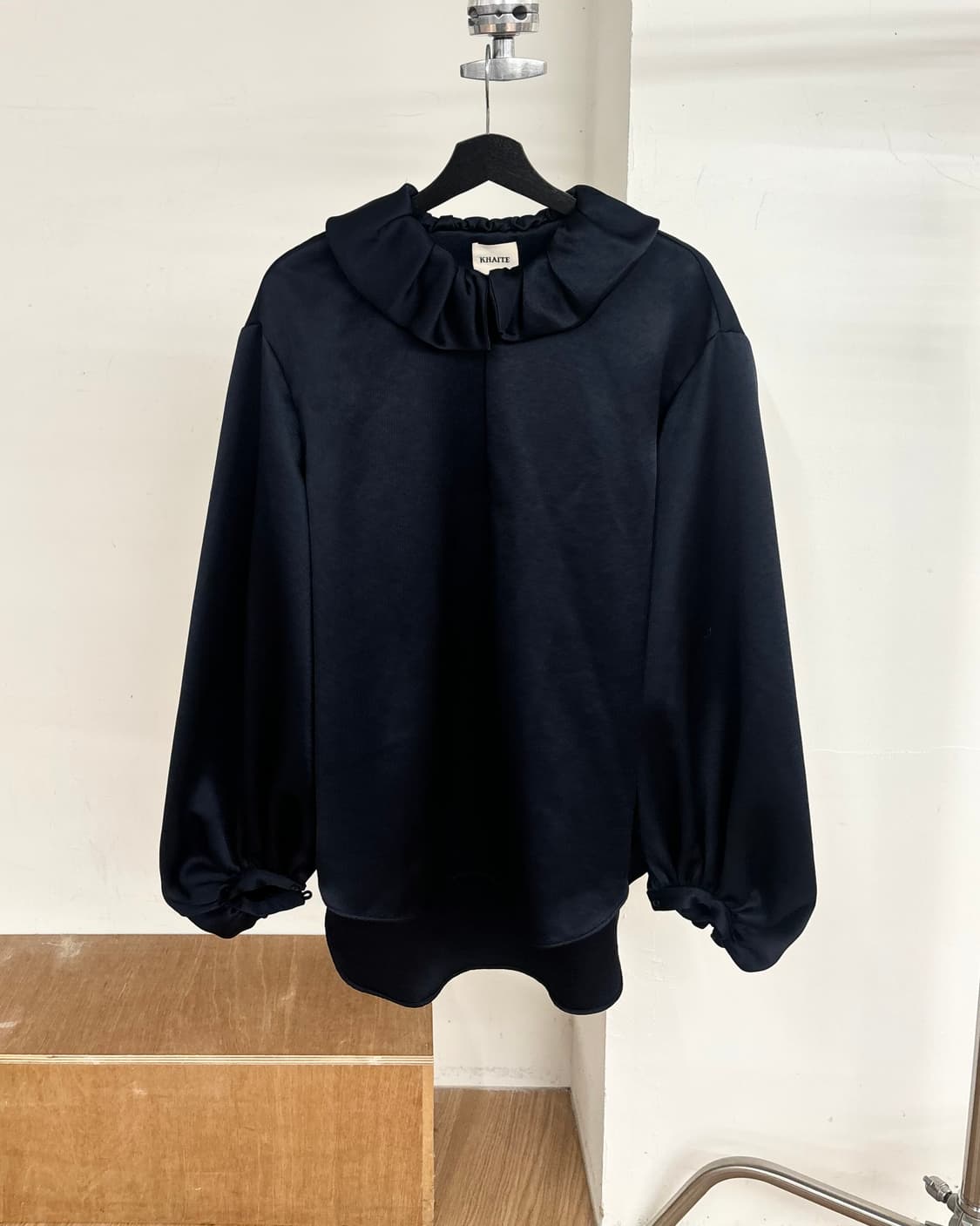 케이트 러플 하이넥 네이비 실크 블라우스 상품이미지1