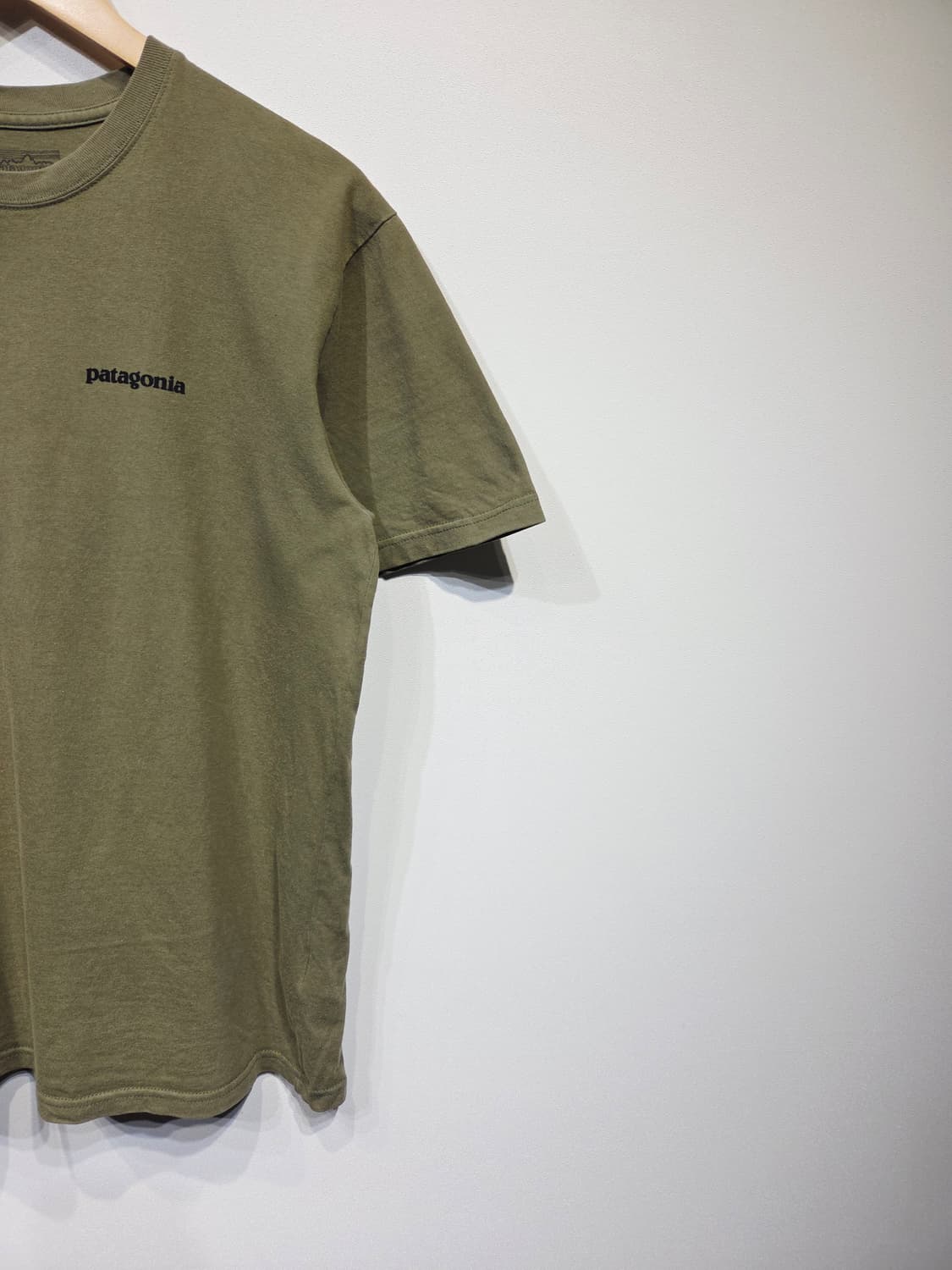 파타고니아 P-6 로고 오가닉 코튼 반팔 티셔츠 카키 상품이미지5