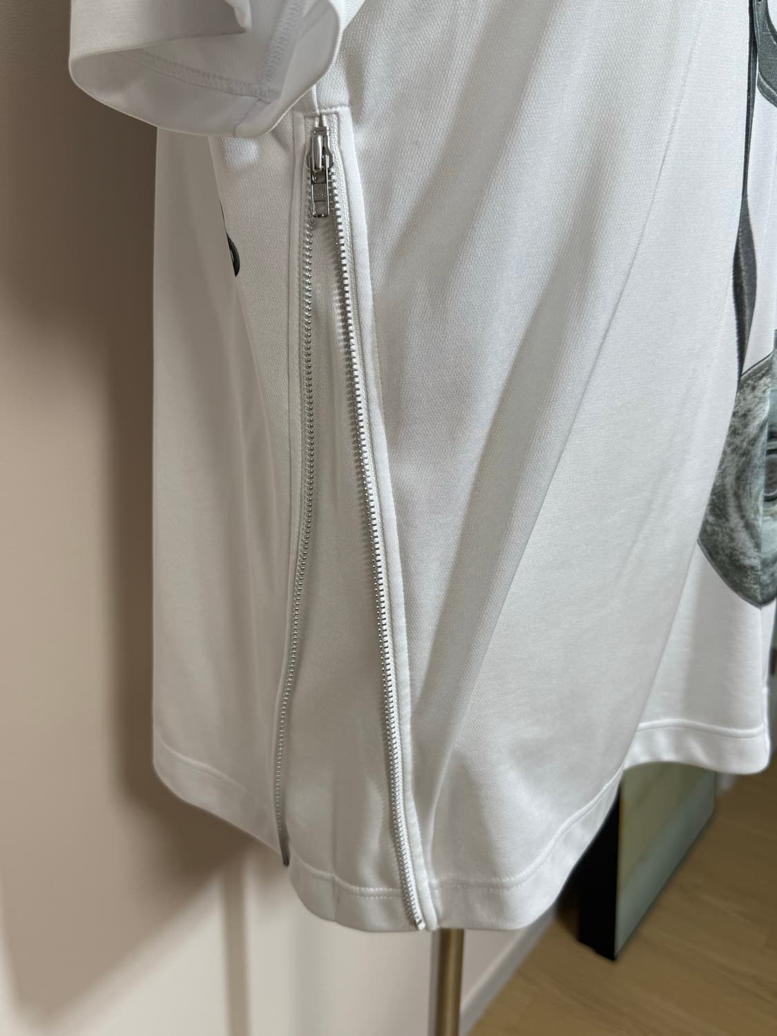 꼼데가르송 옴므플러스 지퍼 디테일 폴리 반팔티 L 상품이미지2