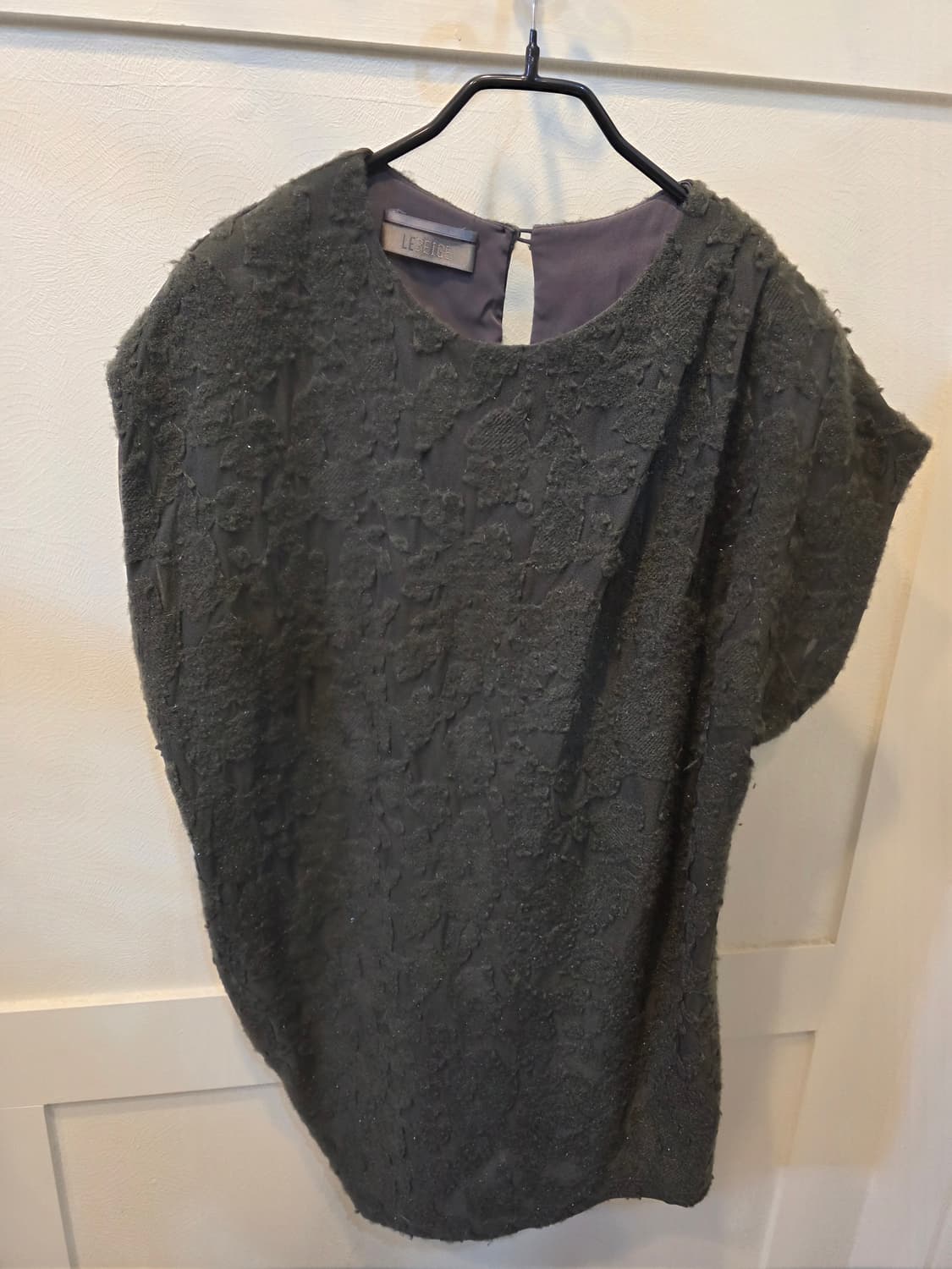 르베이지 딥그네이 엠보싱 블라우스 상품이미지2