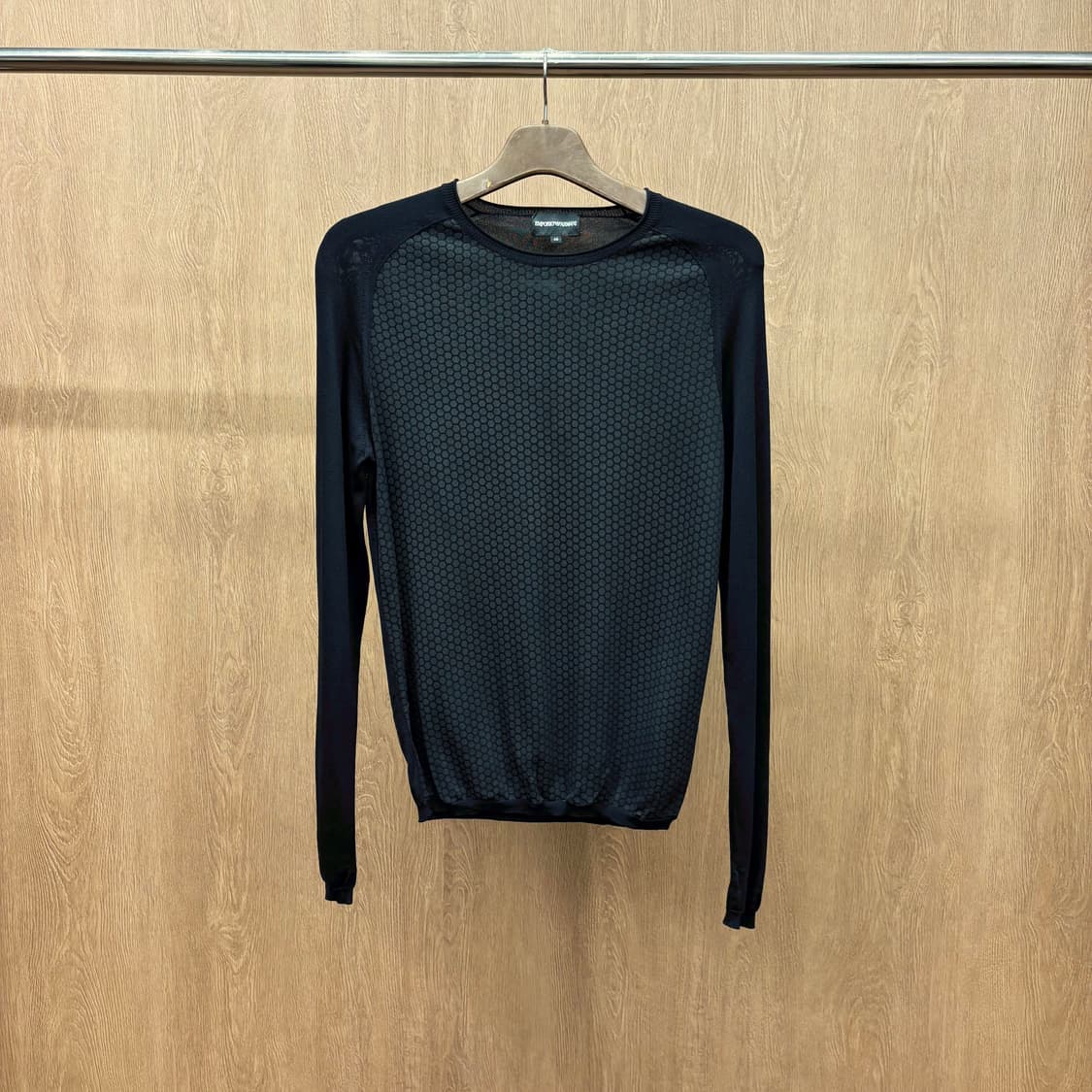 엠포리오 아르마니 긴팔 티셔츠 프론트 엠보 패턴 래글런 디테일 블랙 상품이미지2