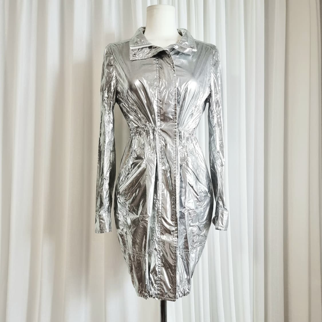 토리버치 메탈릭실버 나일론100 롱 바람막이 점퍼 자켓 (55) 상태최상 상품이미지1