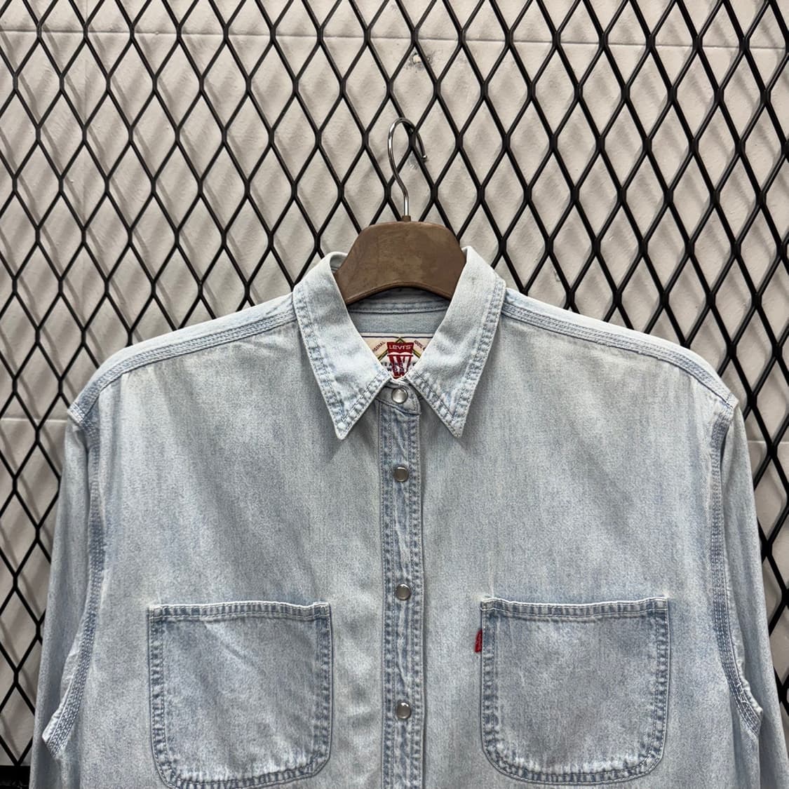 리바이스 포 우먼 데님 셔츠 투포켓 디테일 레귤러핏 연청 상품이미지3