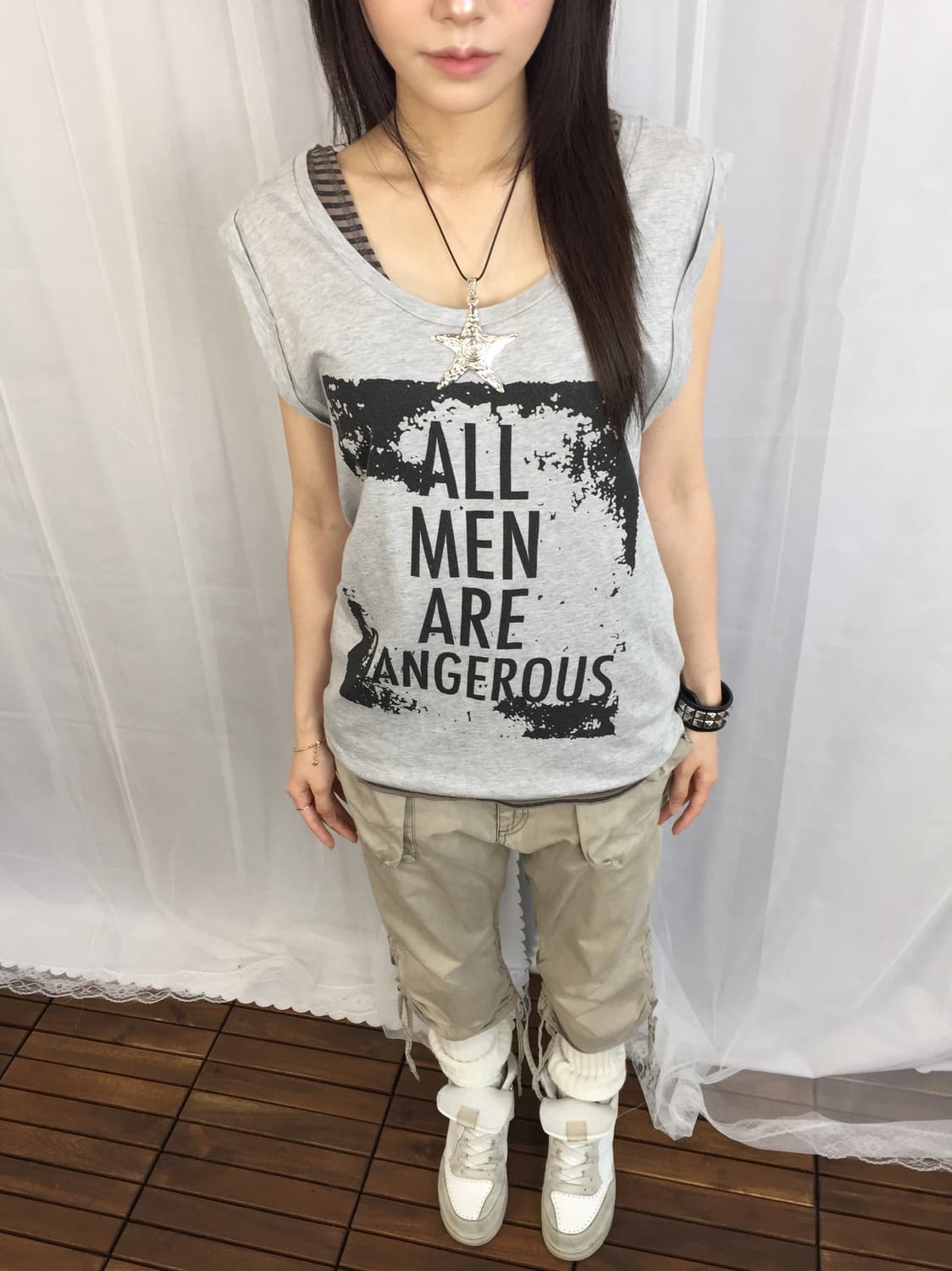 ‘SLY’ Gray Graphic Sleeveless Top 상품이미지3