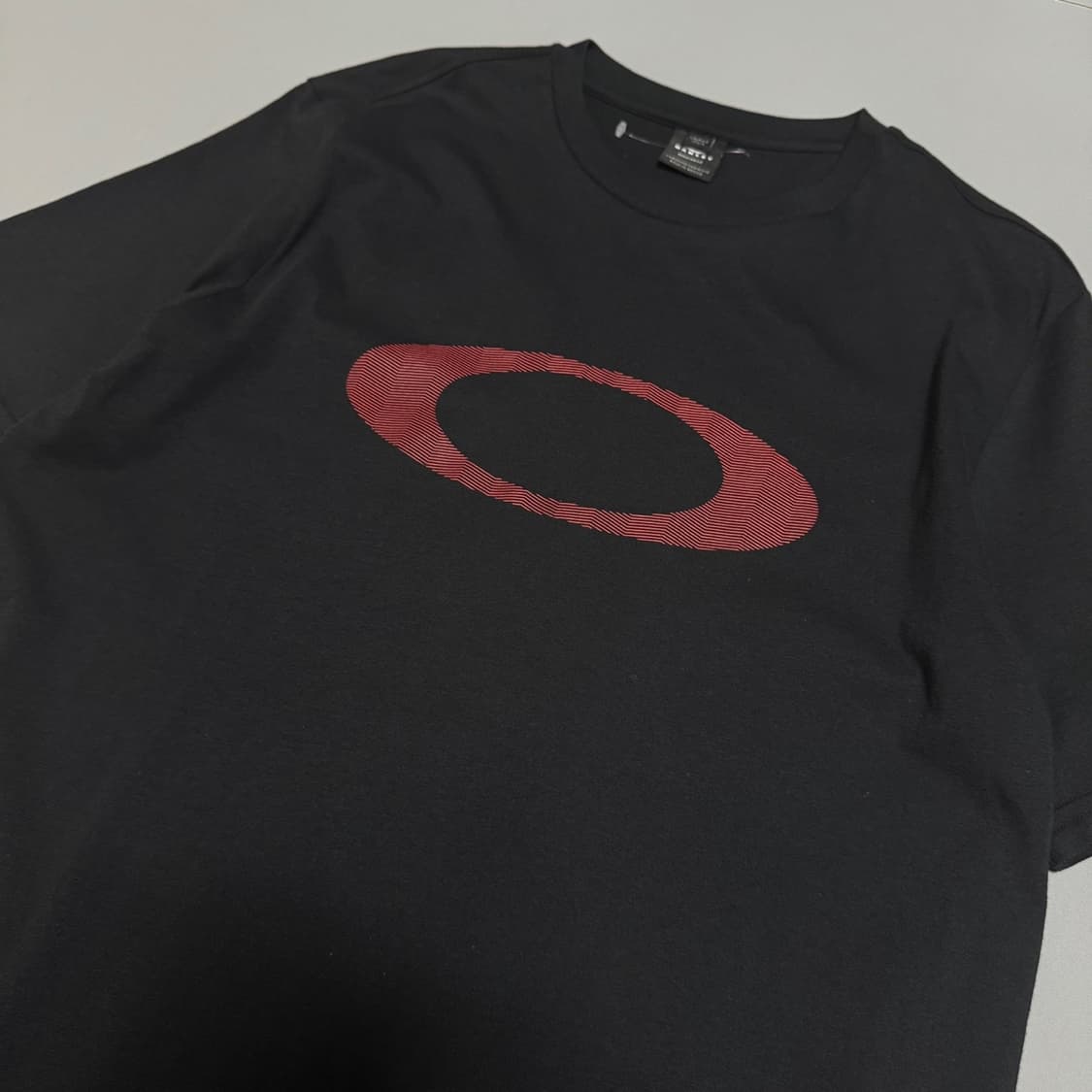 오클리 (OAKLEY) 블랙컬러 프론트 입체 서클로고 코튼 크루넥 반팔 상품이미지4
