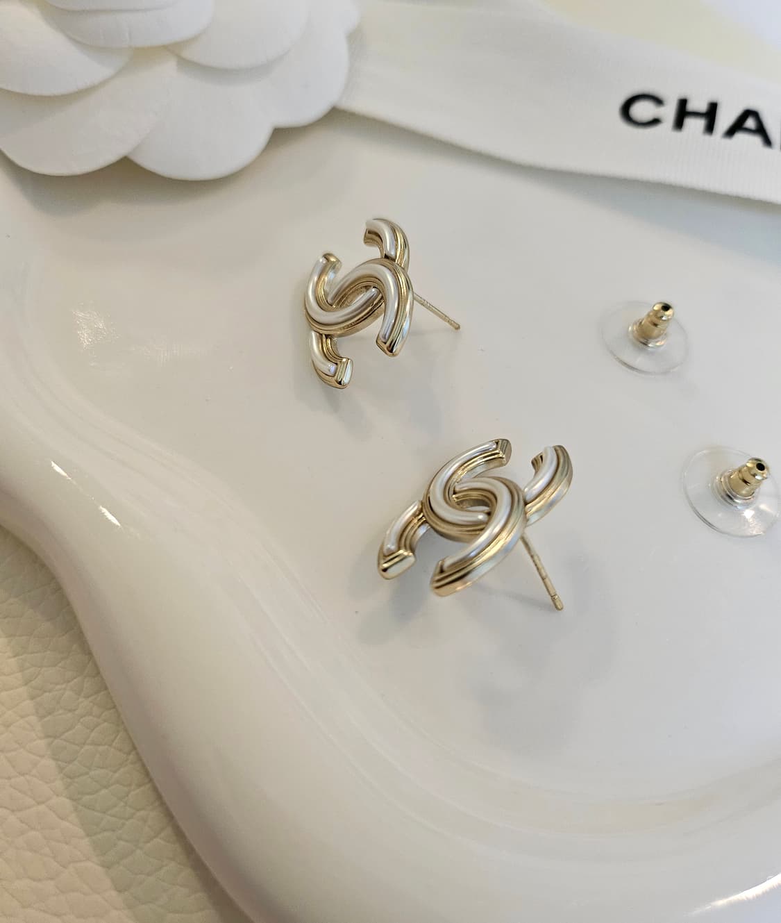 샤넬 화이트레진 금장CC 스터드 귀걸이 업사이클링 상품이미지6