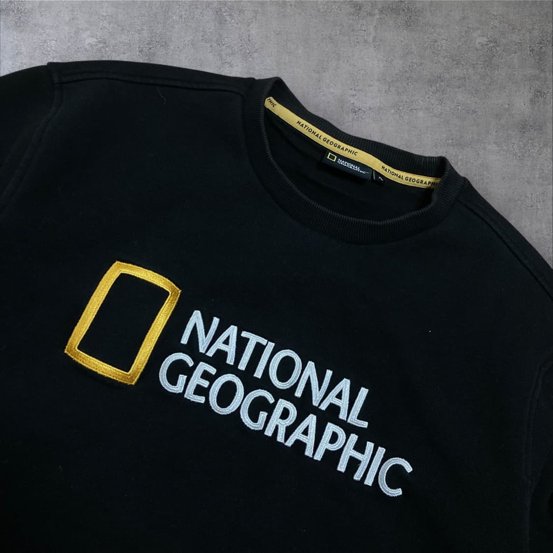 내셔널 지오그래픽 빅로고 와펜 블랙 맨투맨 상품이미지2