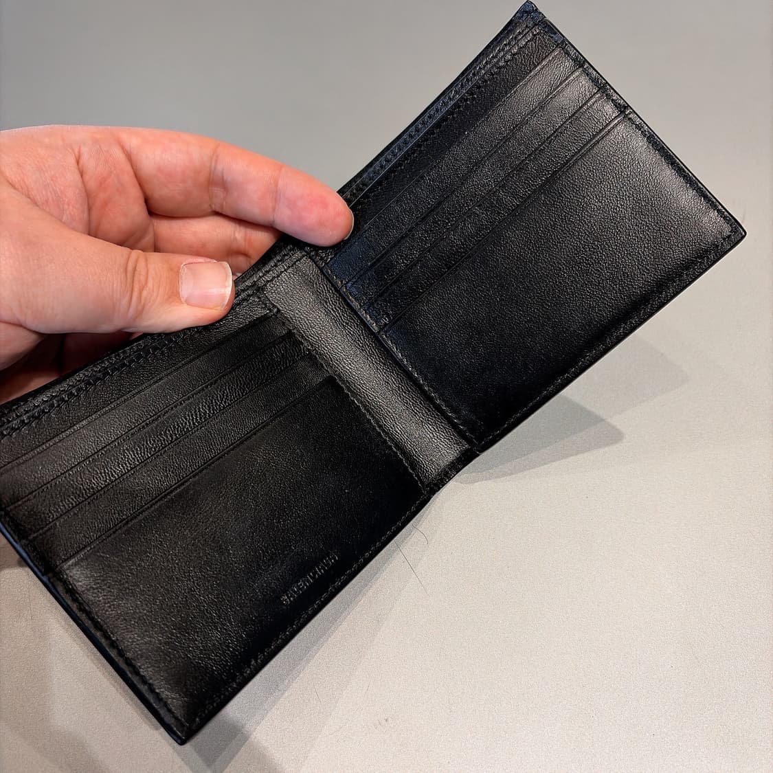 (정품/새상품) BALENCIAGA 발렌시아가 남성 더티 블랙 카 반지갑 상품이미지2