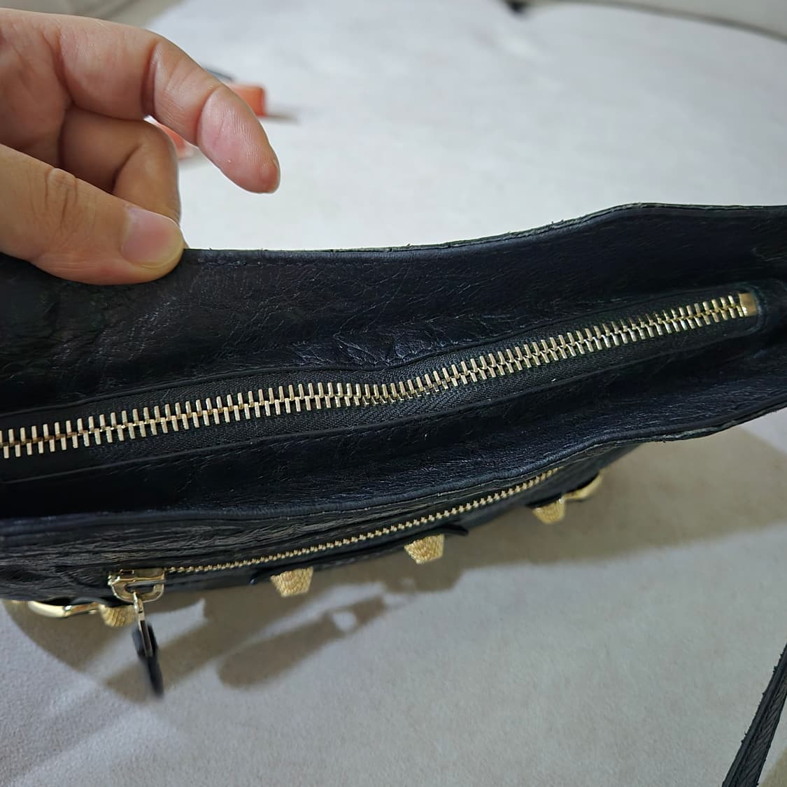 발렌시아가 자이언트 힙 크로스백 상품이미지3