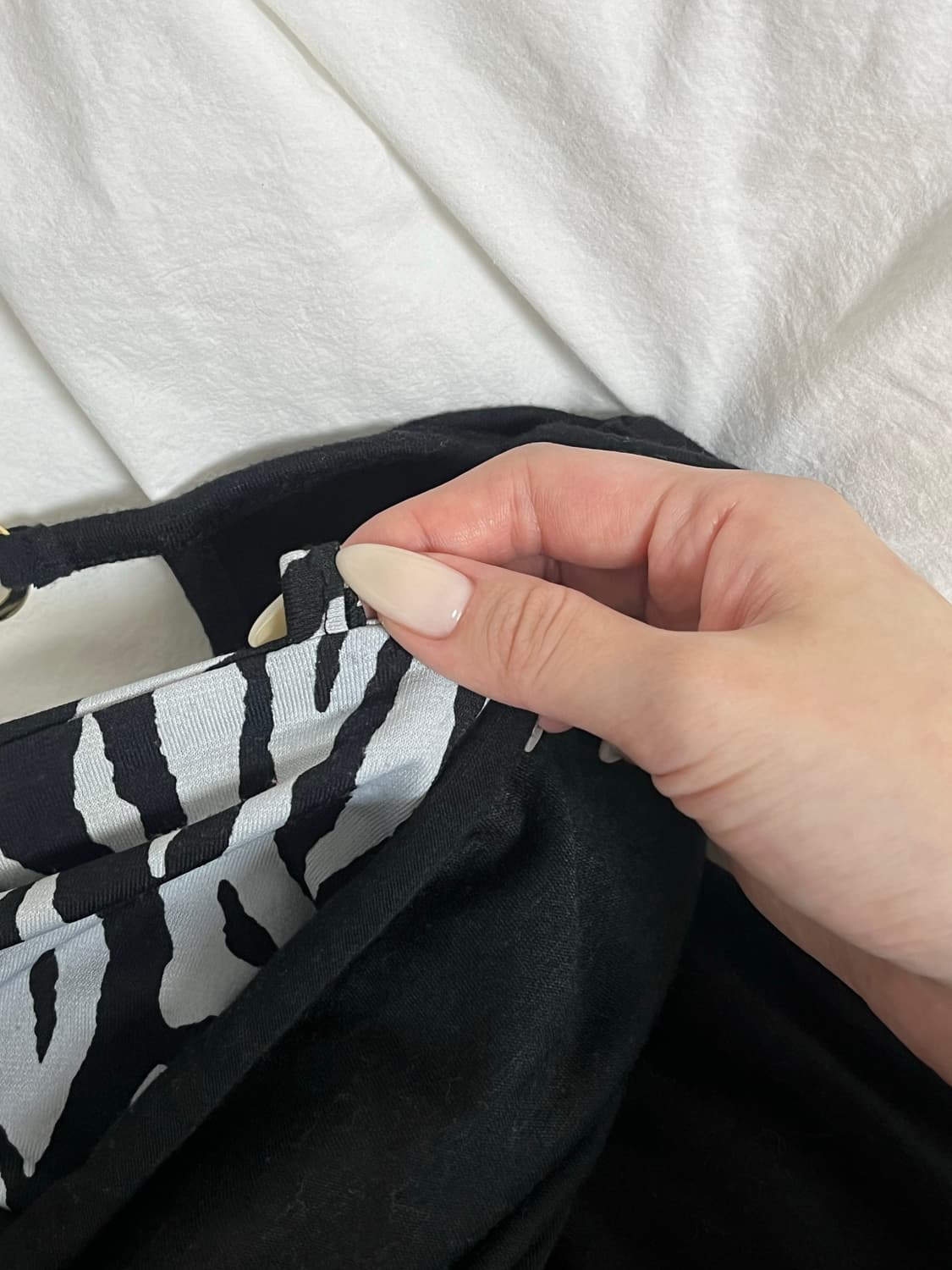 d.i.a깔 오네갸루 대장템 지브라 레이어드 컷아웃 탑 상품이미지4