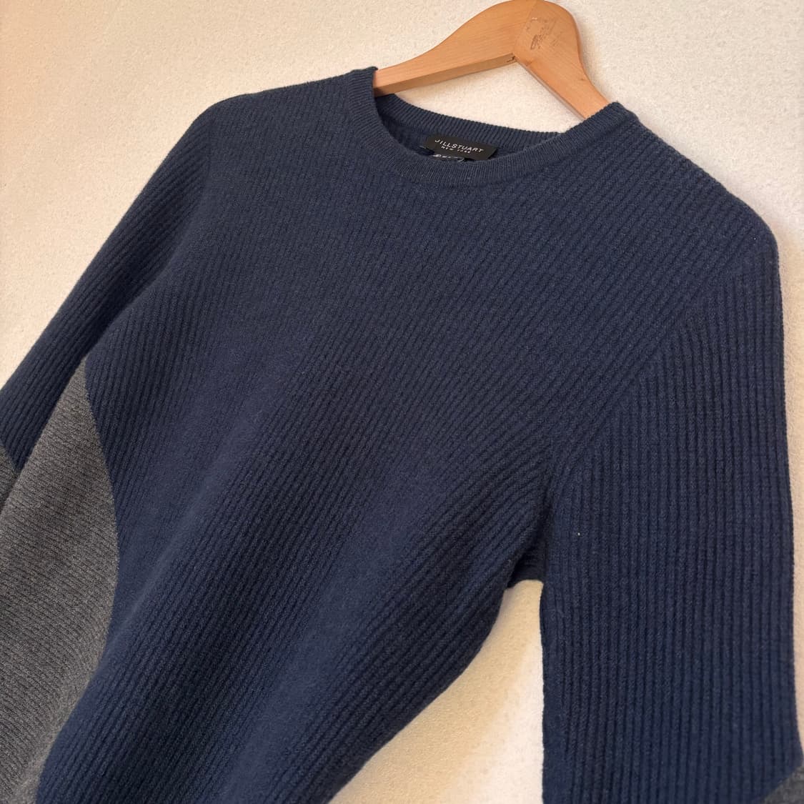 질스튜어트 S 슬림 실루엣 투톤 그레이 니트 입체적인 디테일 상품이미지3