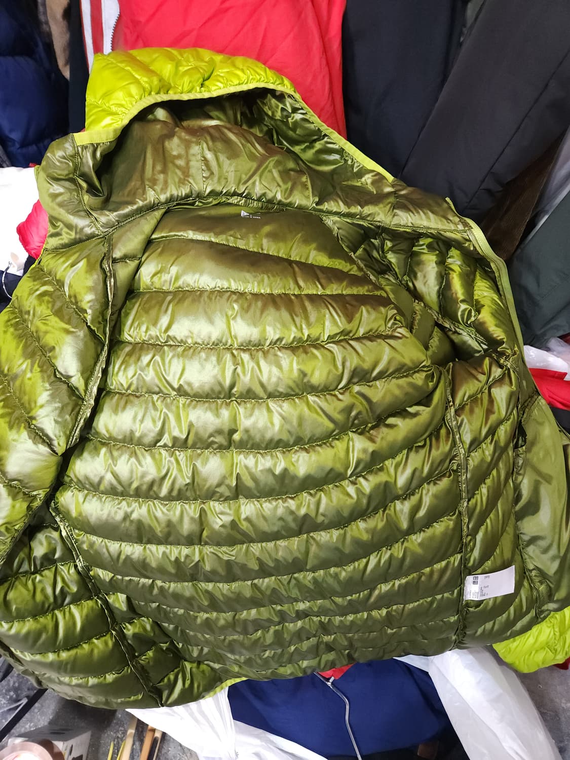 유니클로 오리털 후드 경량 패딩 점퍼
​
 상품이미지4