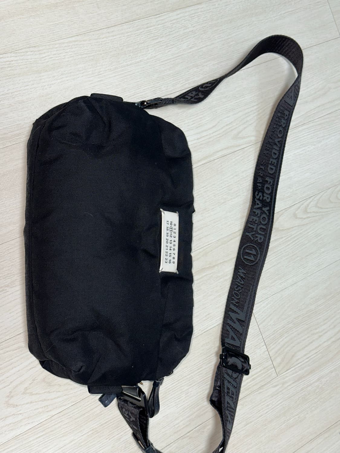 메종 마르지엘라 글램슬램 나일론 크로스 바디백 블랙 상품이미지5