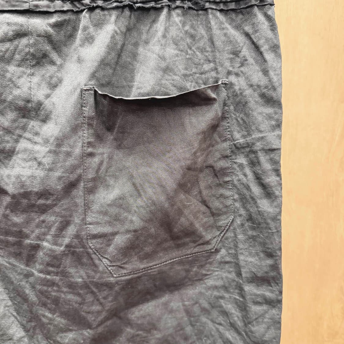 아크네 스튜디오 크링클 밴딩 미디스커트 후면 포켓 디테일 유광 블랙 상품이미지6