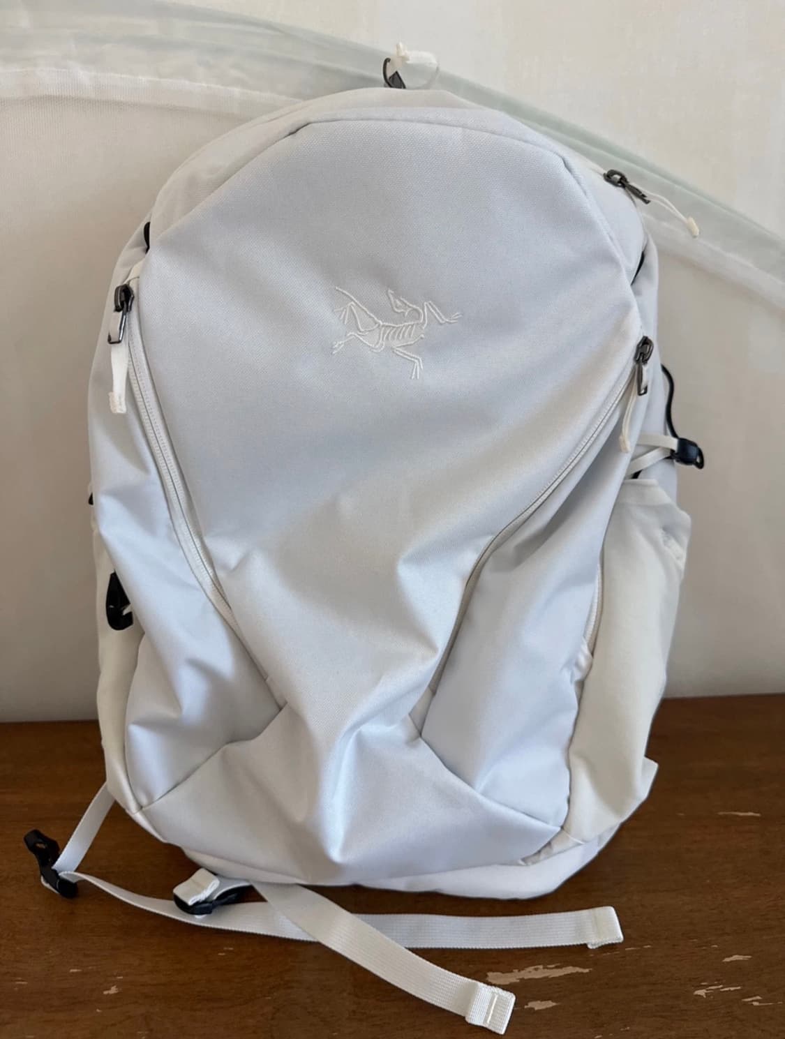 아크테릭스 맨티스 26 화이트 / 아크틱 실크 백팩 상품이미지1