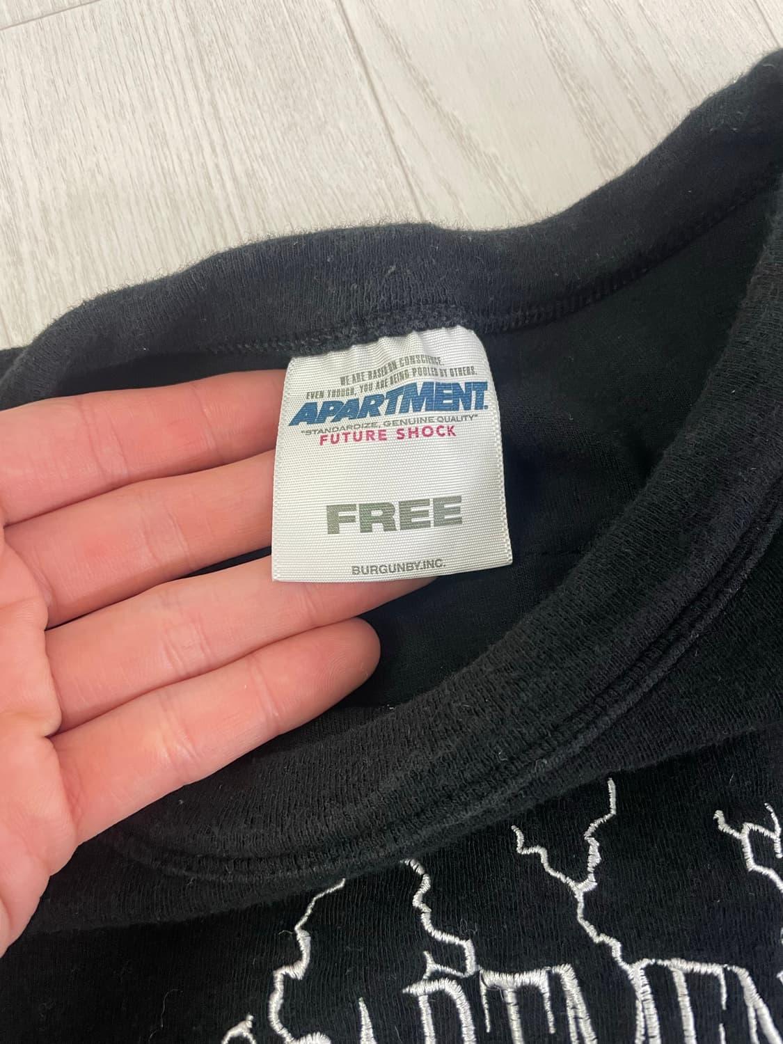 APARTMENT 블랙 크롭티 상품이미지2