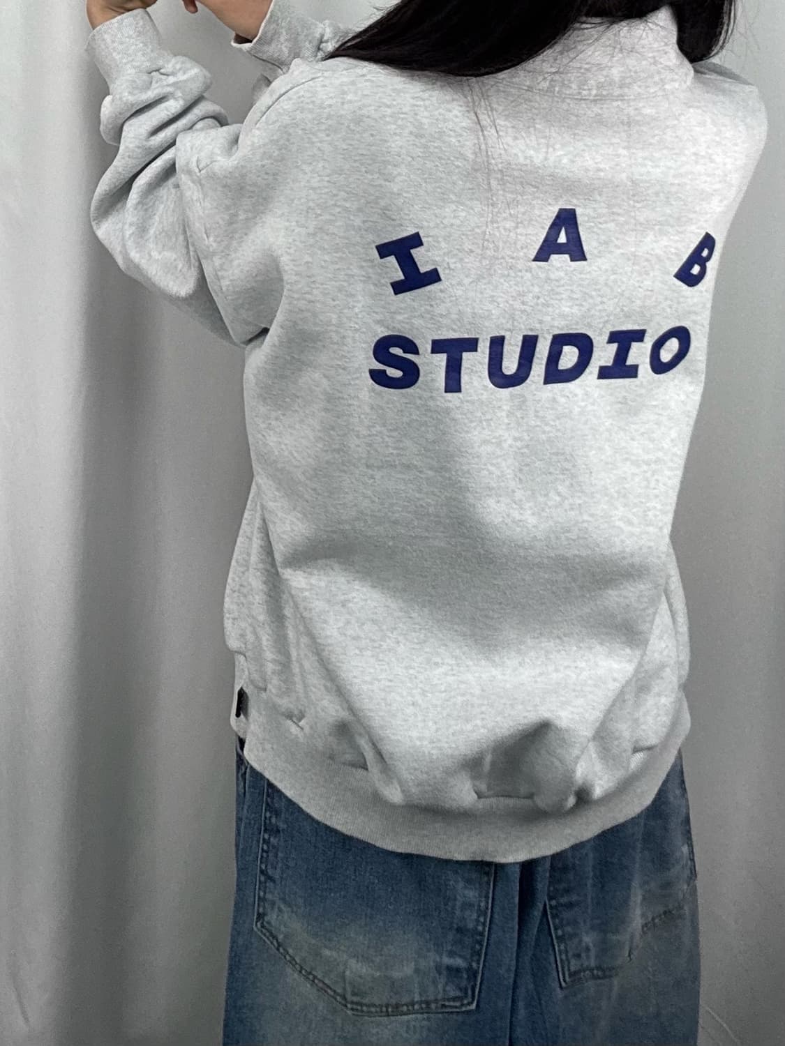 아이앱 스튜디오 하프집업 맨투맨 상품이미지5