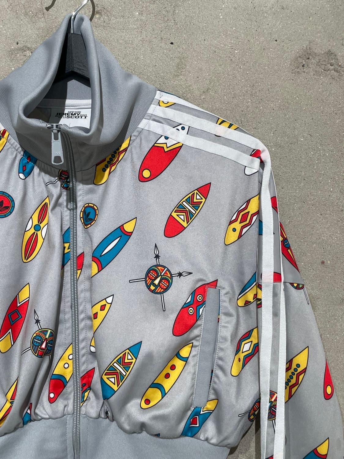 아디다스 x 제러미 스콧 그레이 아프리칸 서핑보드 크롭 져지 상품이미지3