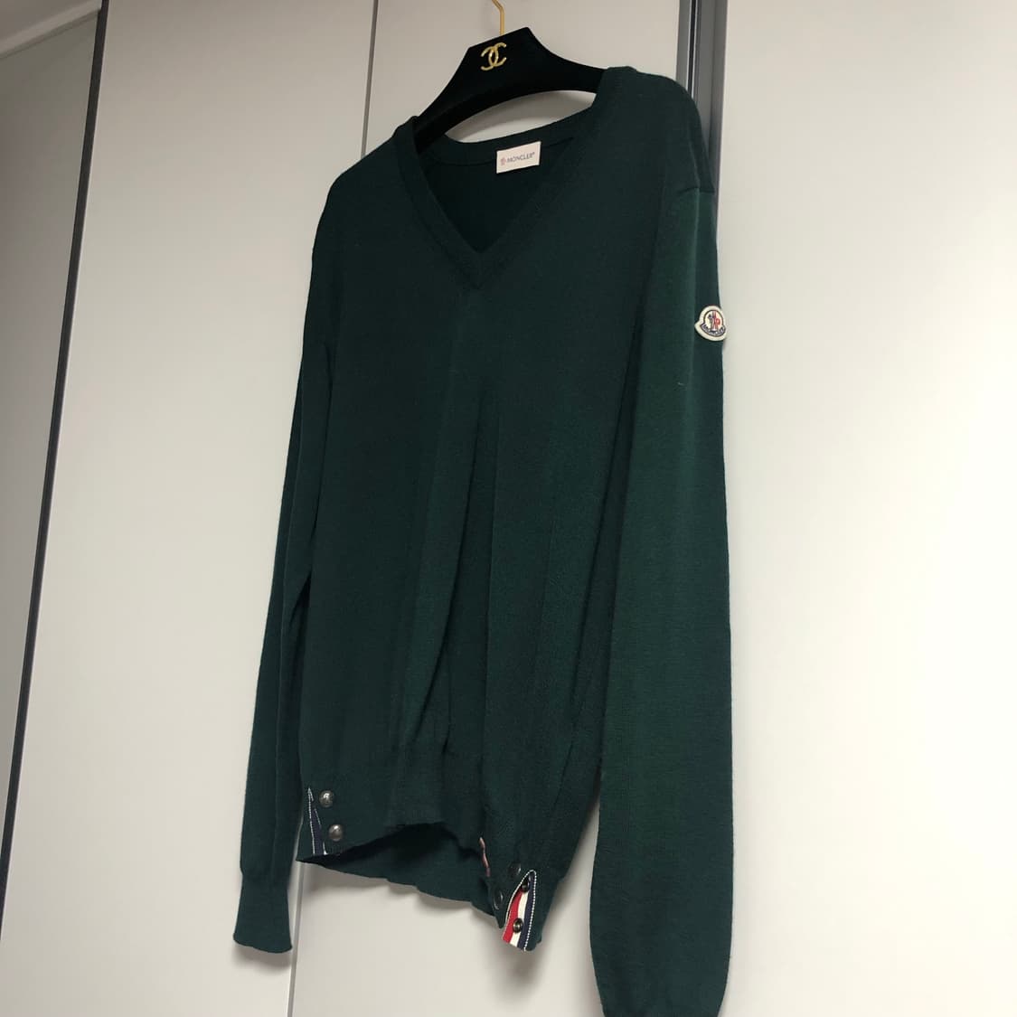 몽클레어 브이넥 울 니트 로고 와펜 상품이미지3