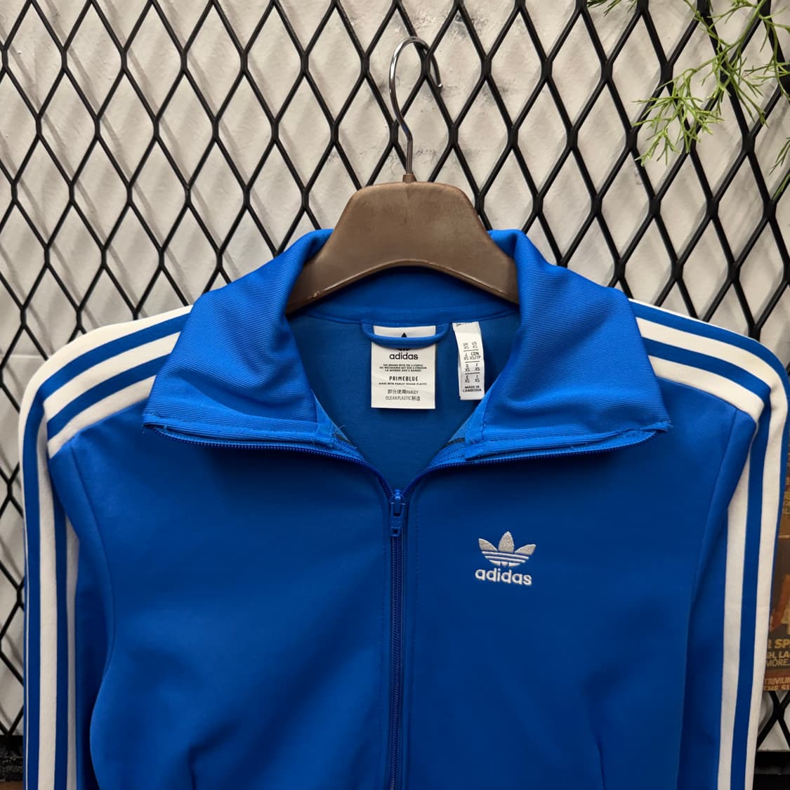 아디다스 우먼스 크롭 트랙자켓 전면 로고 포인트 블루 상품이미지3