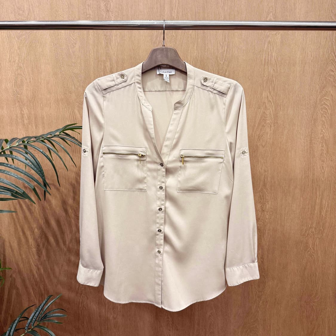 캘빈클라인 노카라 셔츠 블라우스 골드 지퍼 포켓 디테일 베이지 상품이미지1