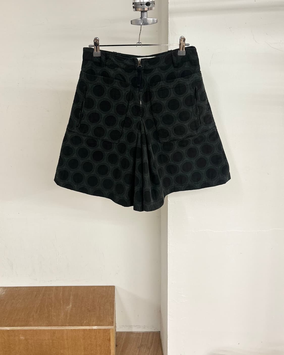 마르니 블랙 앤 그레이 원형 패턴 숏팬츠 상품이미지1